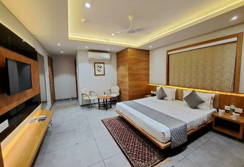 Deluxe Kamer, Om