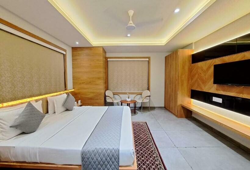 חדר דלוקס, Om