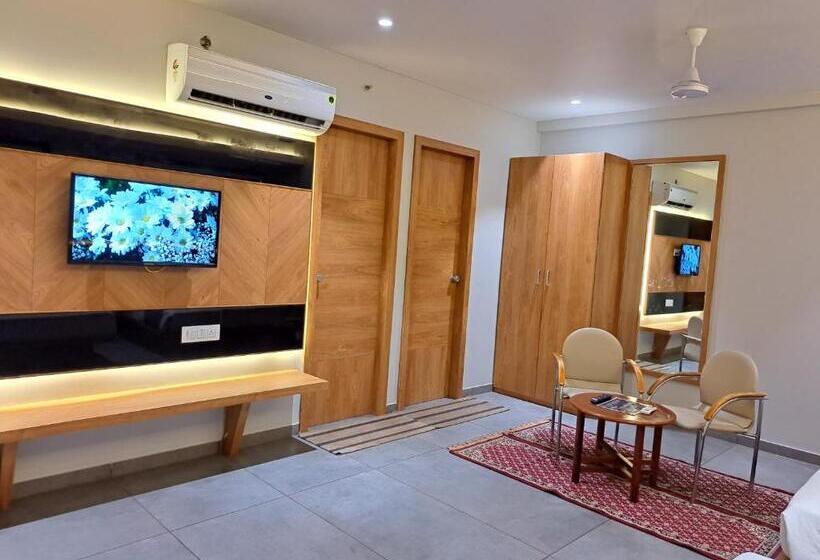 חדר פרמיום לארבעה, Om