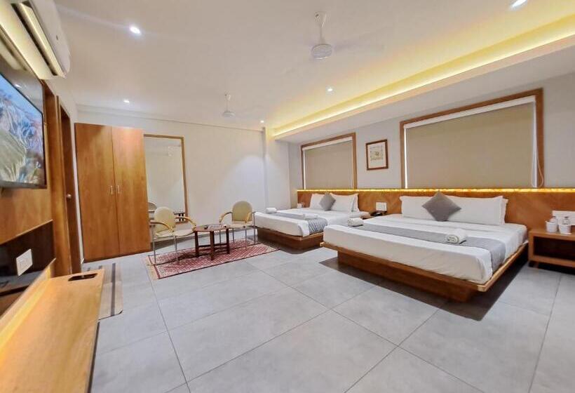 חדר פרמיום לארבעה, Om