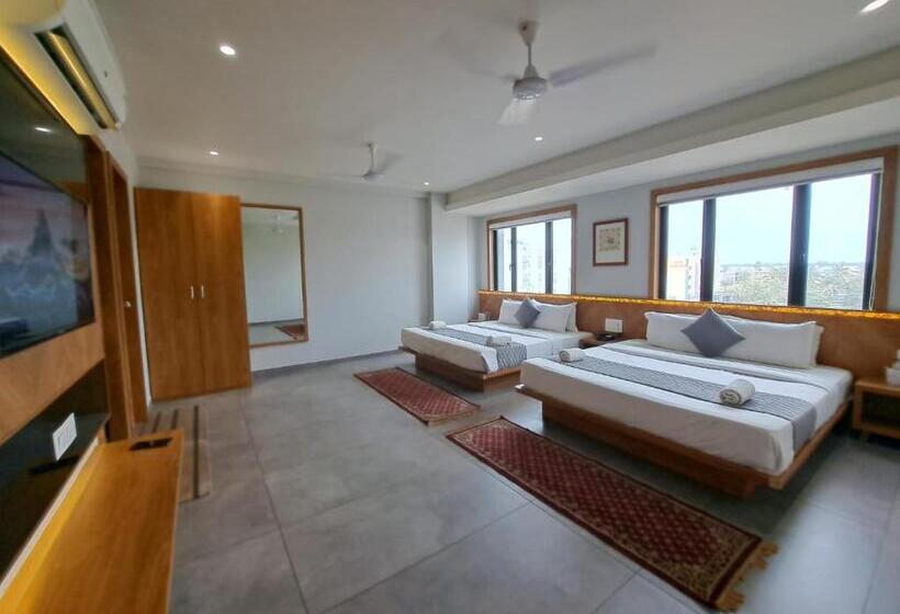 חדר פרמיום לארבעה, Om