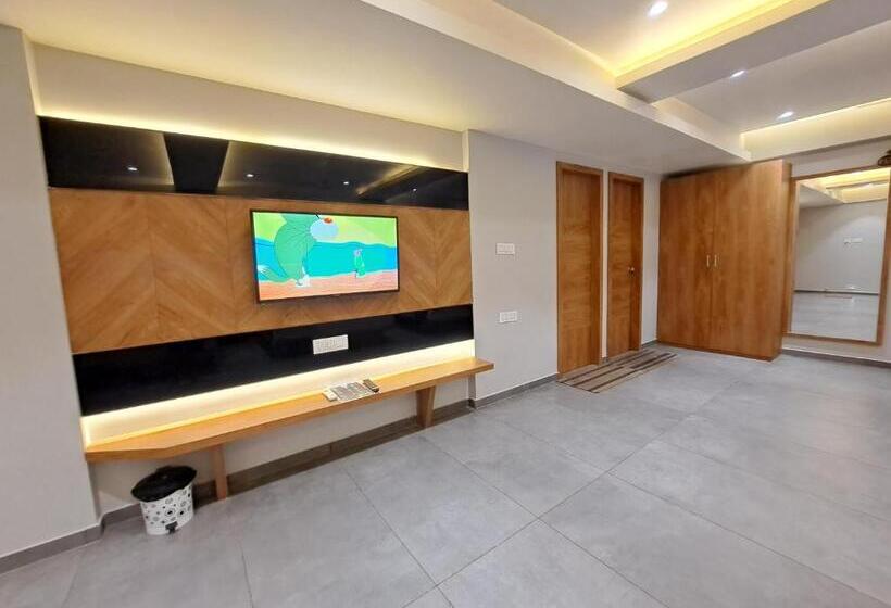 חדר סטנדרט לארבעה, Om