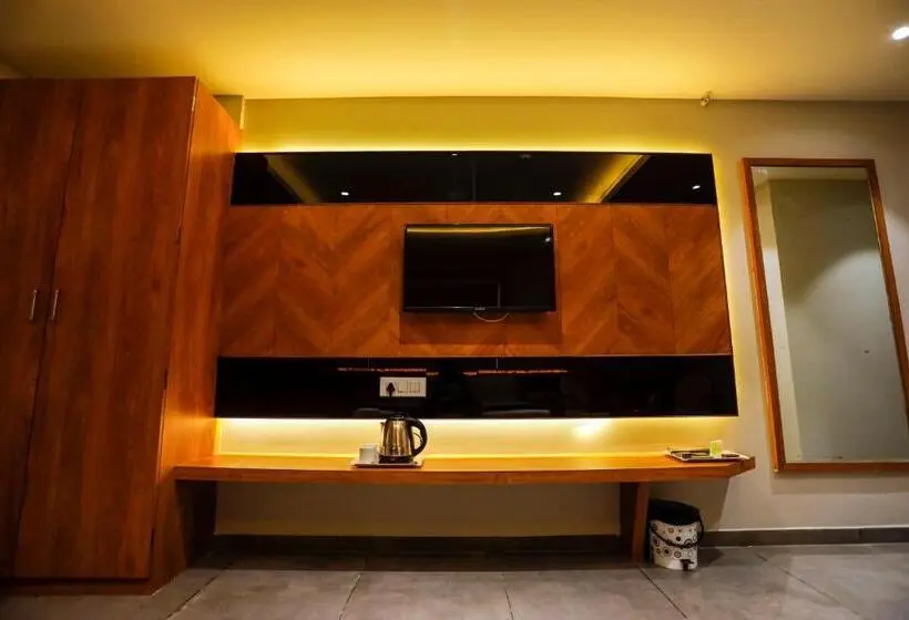 Deluxe Kamer, Om