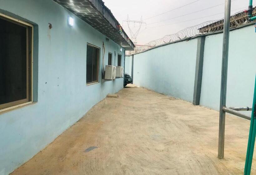 اتاق لوکس با تخت بزرگ, Umbrella Properties Eleyele Ibadan