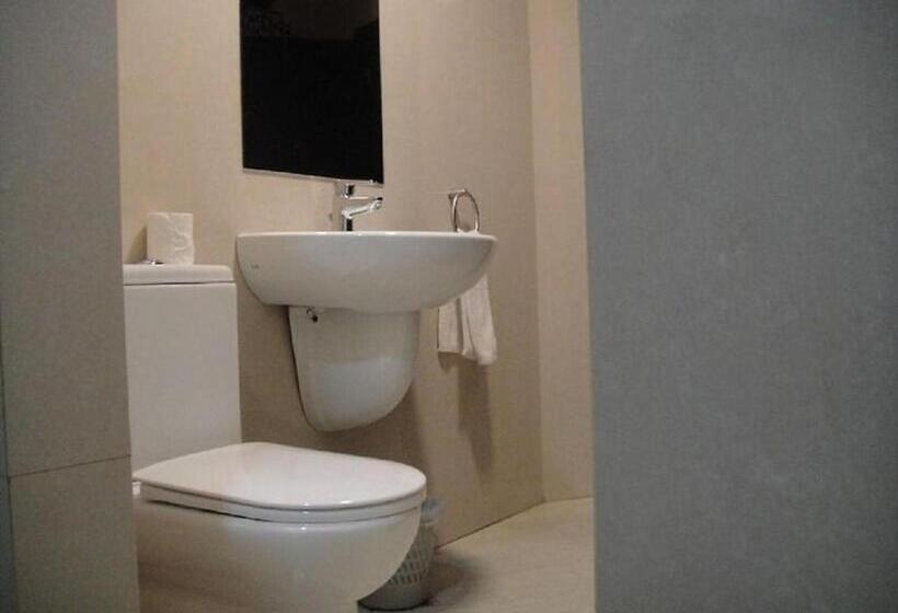 اتاق استاندارد سه نفره, Art Hotel Downtown