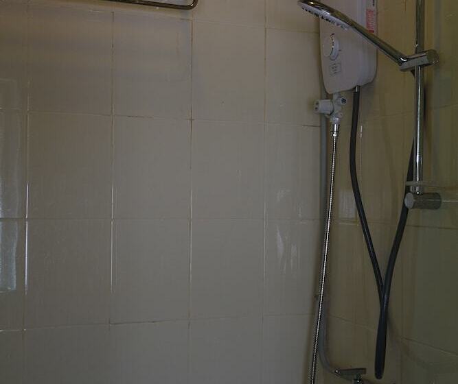 اتاق خانوادگی, Gap Year Hostel