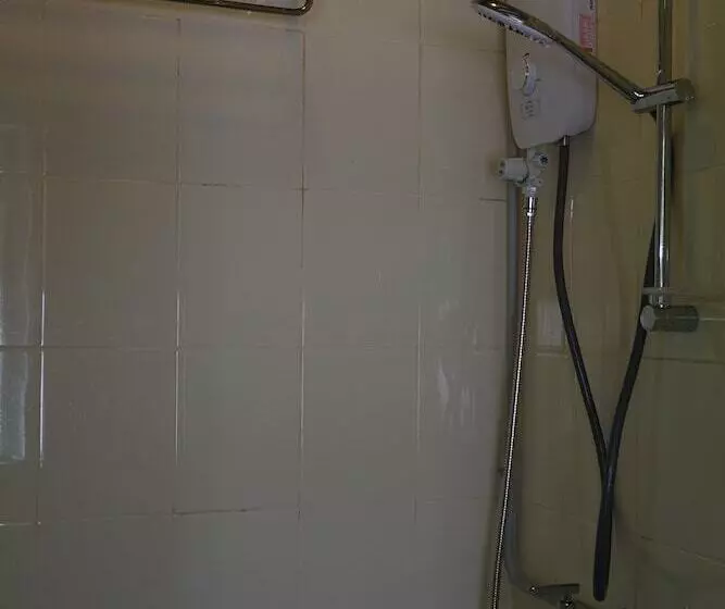 اتاق خانوادگی, Gap Year Hostel