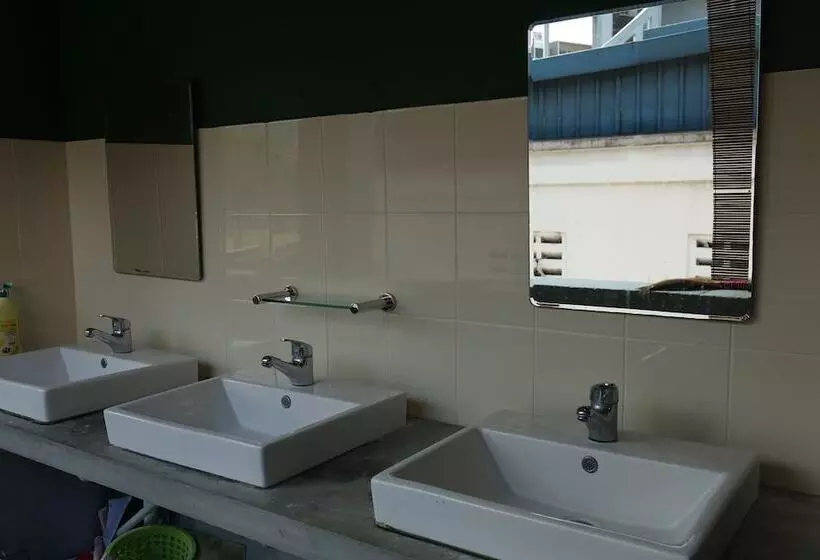 اتاق خانوادگی, Gap Year Hostel