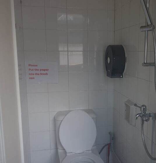 اتاق خانوادگی, Gap Year Hostel