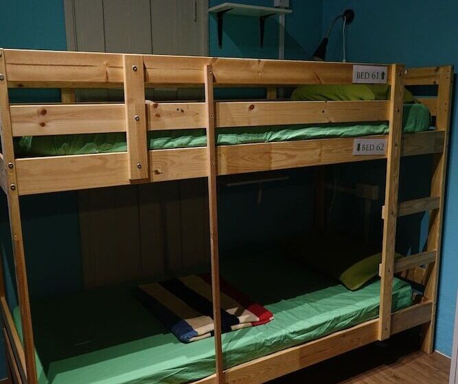 اتاق خانوادگی, Gap Year Hostel