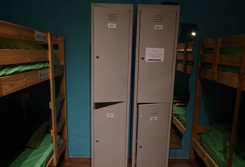 اتاق خانوادگی, Gap Year Hostel