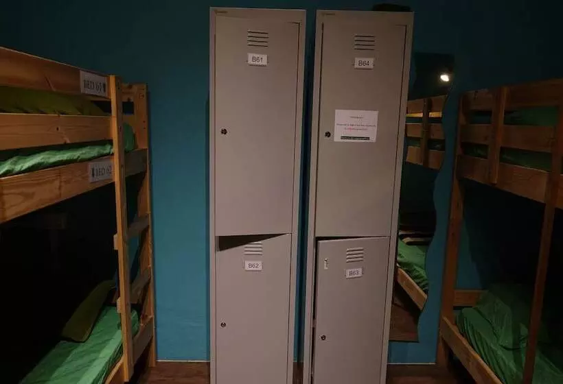 اتاق خانوادگی, Gap Year Hostel
