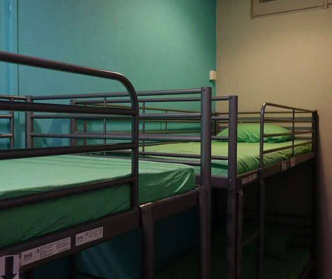 اتاق خانوادگی, Gap Year Hostel