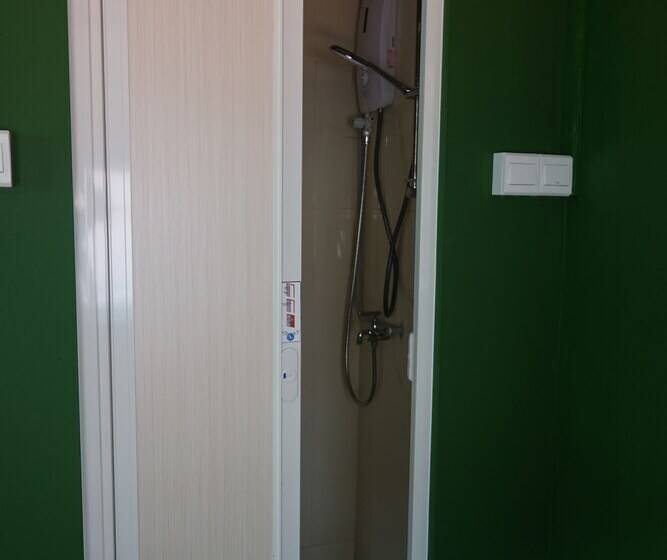 اتاق خانوادگی, Gap Year Hostel