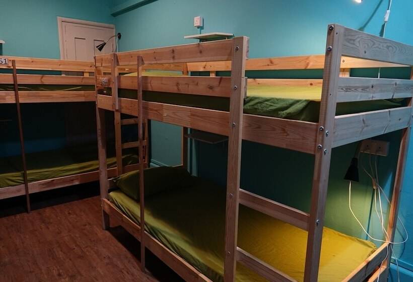 اتاق خانوادگی, Gap Year Hostel