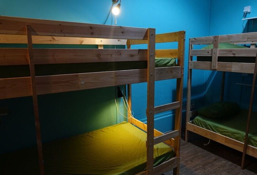 اتاق خانوادگی, Gap Year Hostel