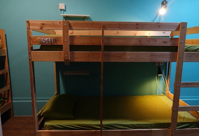 اتاق خانوادگی, Gap Year Hostel