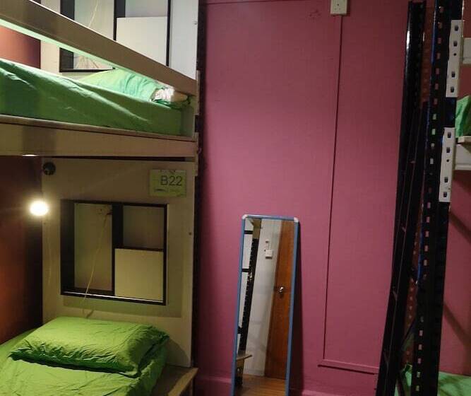 اتاق خانوادگی, Gap Year Hostel