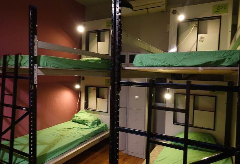 اتاق خانوادگی, Gap Year Hostel