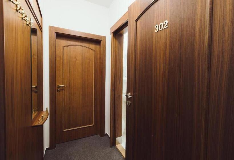 Háromágyas Standard Szoba, Annahof