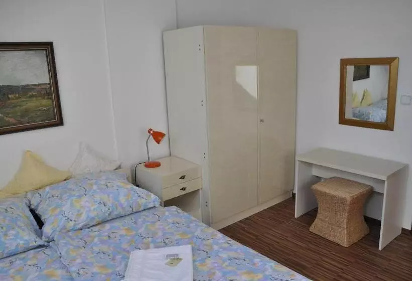 اتاق استاندارد چهار تخته, Harmony Hall