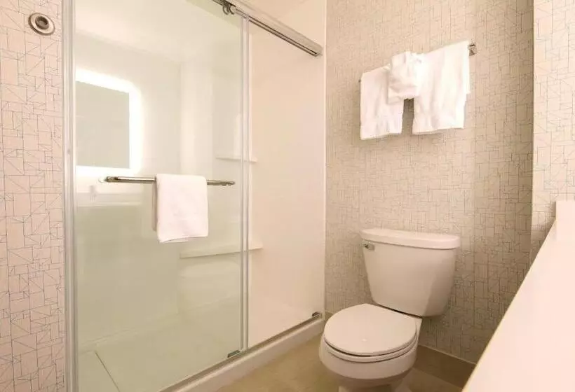 キングサイズベッドのスイートルーム, Holiday Inn Express & Suites Monroe, An Ihg