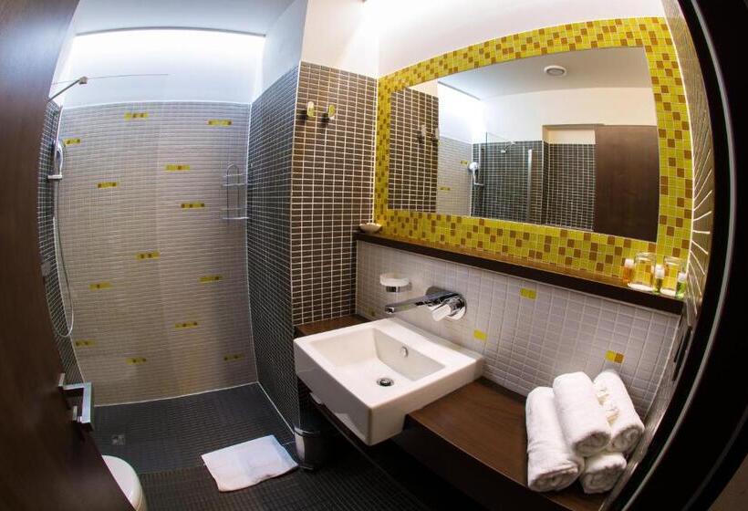 Quarto Estandar, Slunný Dvůr