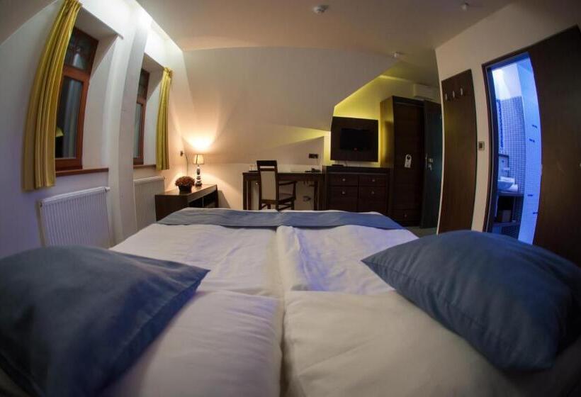 Quarto Estandar, Slunný Dvůr