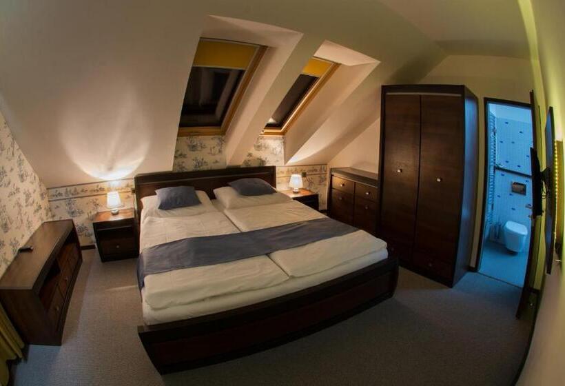 Quarto Estandar, Slunný Dvůr