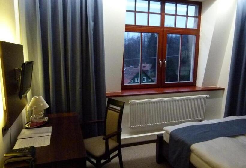 Quarto Estandar, Slunný Dvůr