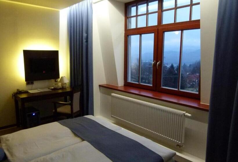 Quarto Estandar, Slunný Dvůr