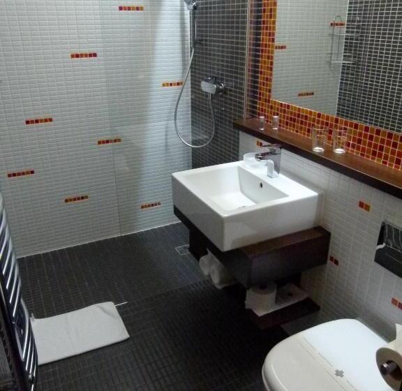 Quarto Estandar, Slunný Dvůr