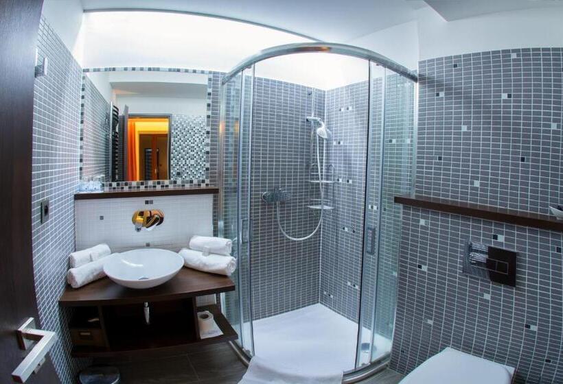 Quarto Triplo Estandar, Slunný Dvůr