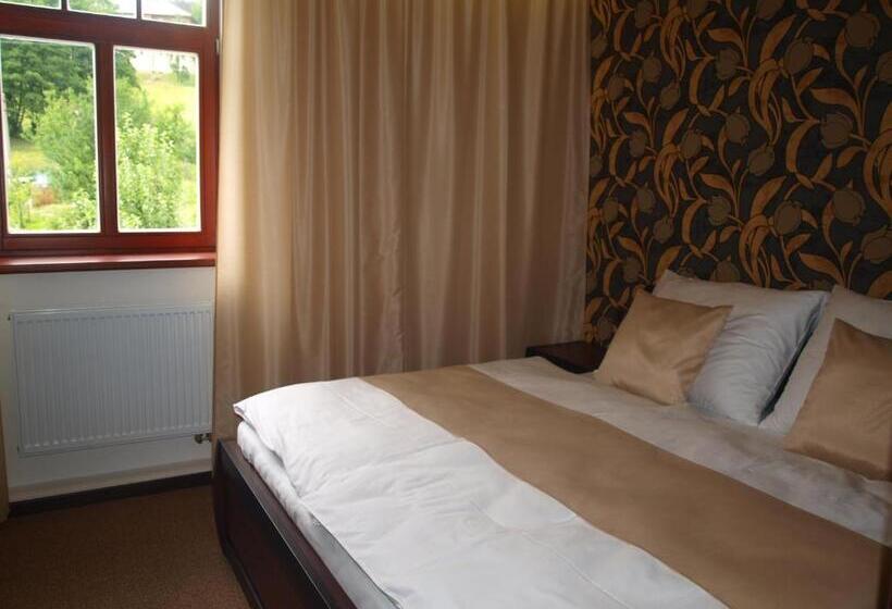 Quarto Triplo Estandar, Slunný Dvůr