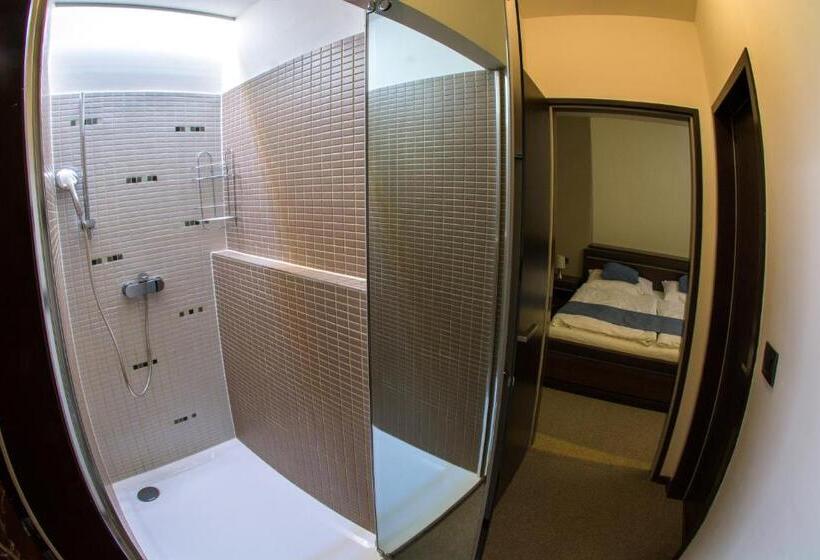 Quarto Triplo Estandar, Slunný Dvůr