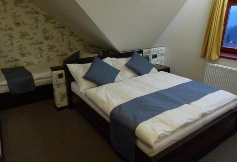 Quarto Triplo Estandar, Slunný Dvůr