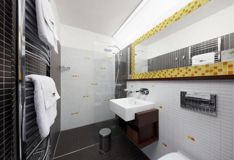 Quarto Estandar Individual, Slunný Dvůr