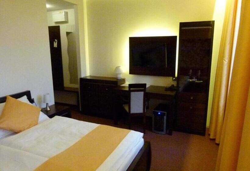 Quarto Estandar, Slunný Dvůr