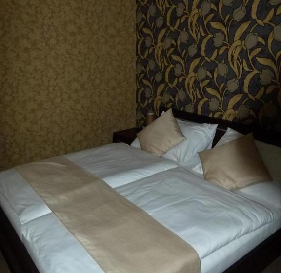 Quarto Estandar, Slunný Dvůr