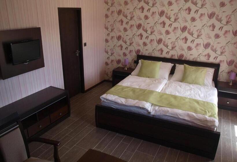 Quarto Estandar, Slunný Dvůr