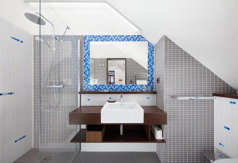 Quarto Estandar, Slunný Dvůr