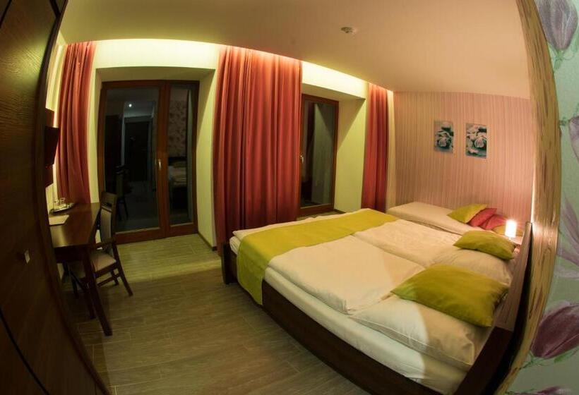 Quarto Triplo Estandar, Slunný Dvůr