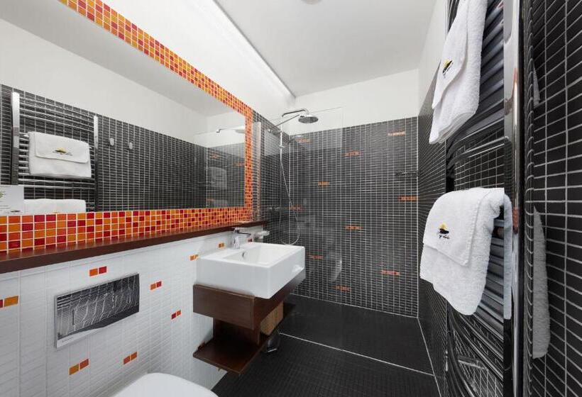 Quarto Triplo Estandar, Slunný Dvůr