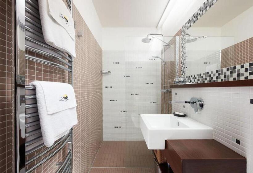 Quarto Triplo Estandar, Slunný Dvůr