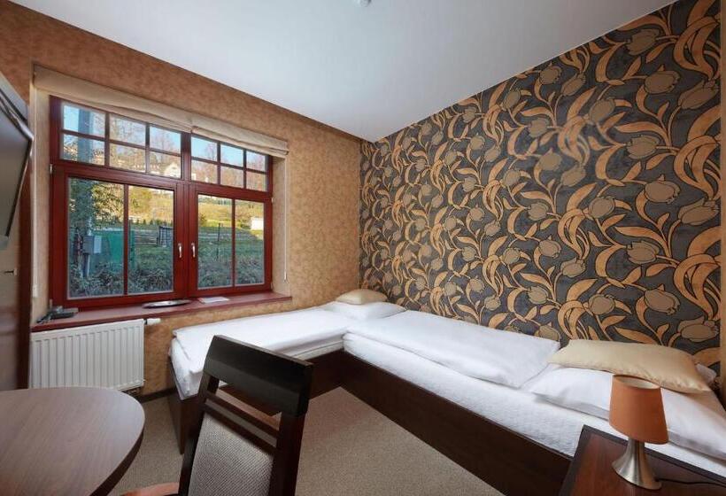 Quarto Estandar Individual, Slunný Dvůr