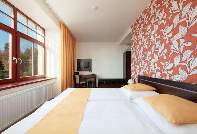 Quarto Estandar, Slunný Dvůr