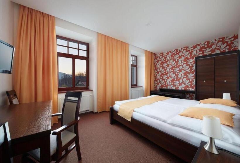 Quarto Estandar, Slunný Dvůr