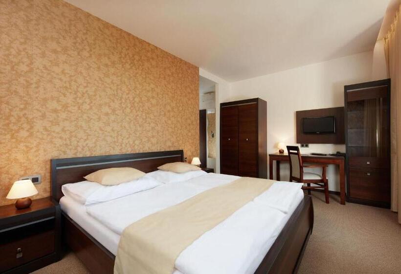 Quarto Estandar, Slunný Dvůr