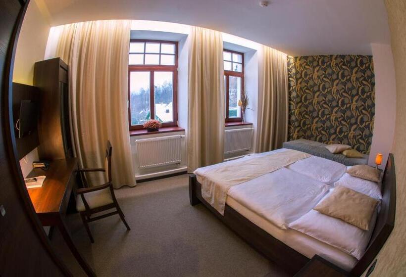 Quarto Estandar, Slunný Dvůr