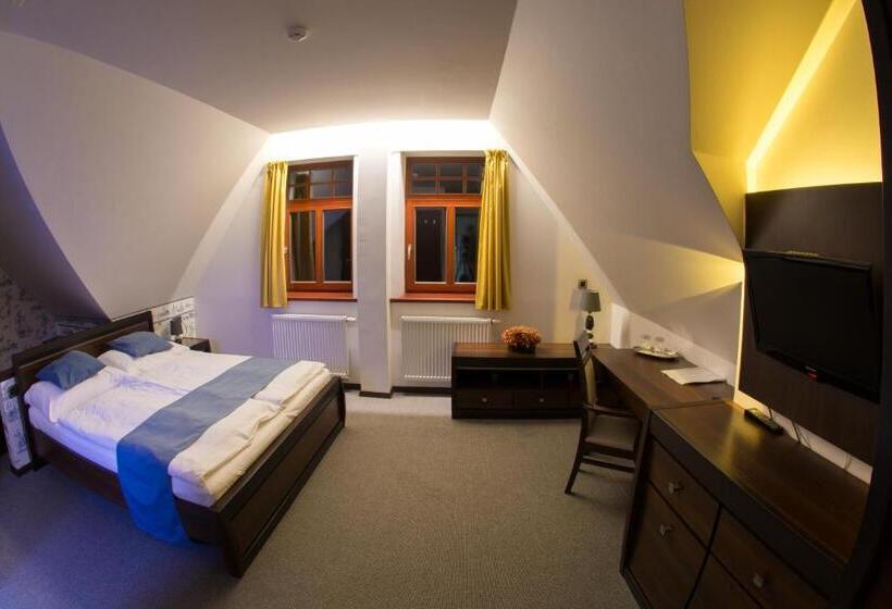 Quarto Estandar, Slunný Dvůr